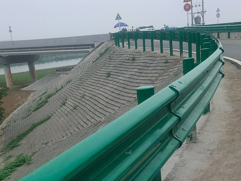三波护栏板实景
